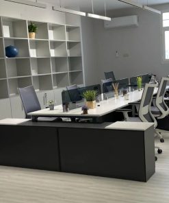 محطة عمل مكتبية أنيقة بألوان متباينة وتصميم مخصص