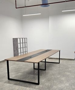 طاولة عمل جماعية بتصميم صناعي أنيق وعصري